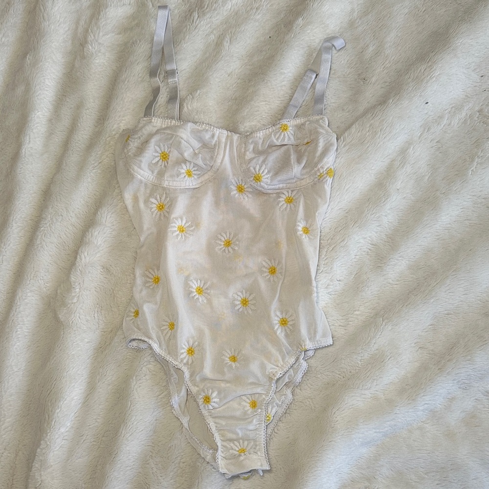Princess Polly White and Yellow Floral Bodysuit